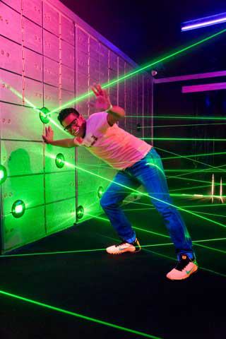 Amazing Mirror Maze Escape